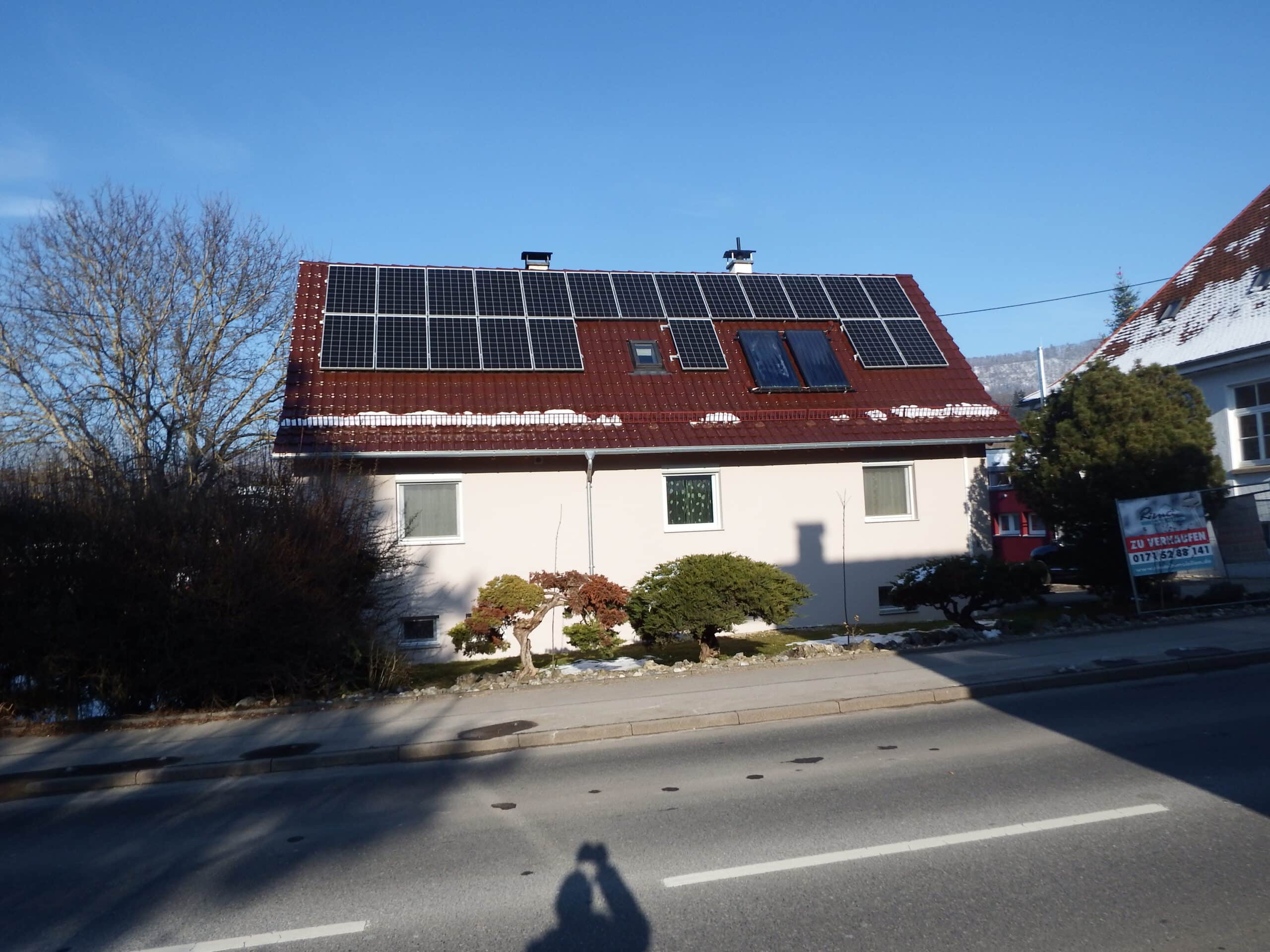 Modernisiertes Einfamilienhaus in Hechingen-Schlatt mit Solaranlage, Doppelgarage und weitläufigem Garten – energieeffizient und familienfreundlich.